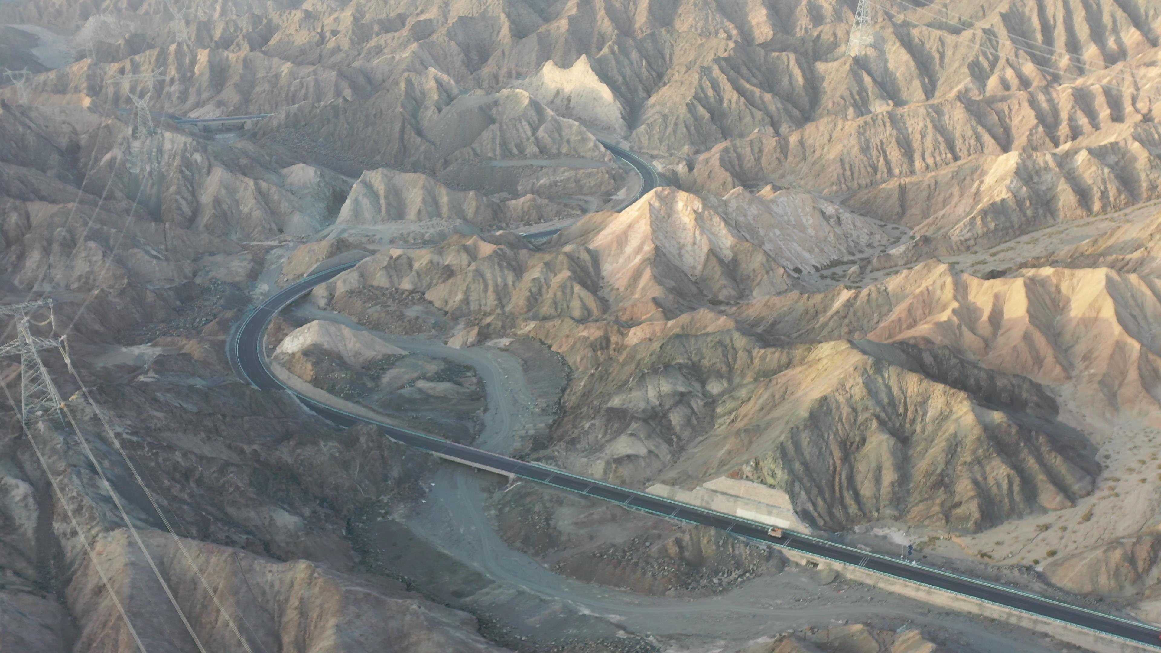 旅游包車新疆_新疆旅游包車帶司機一天多少錢