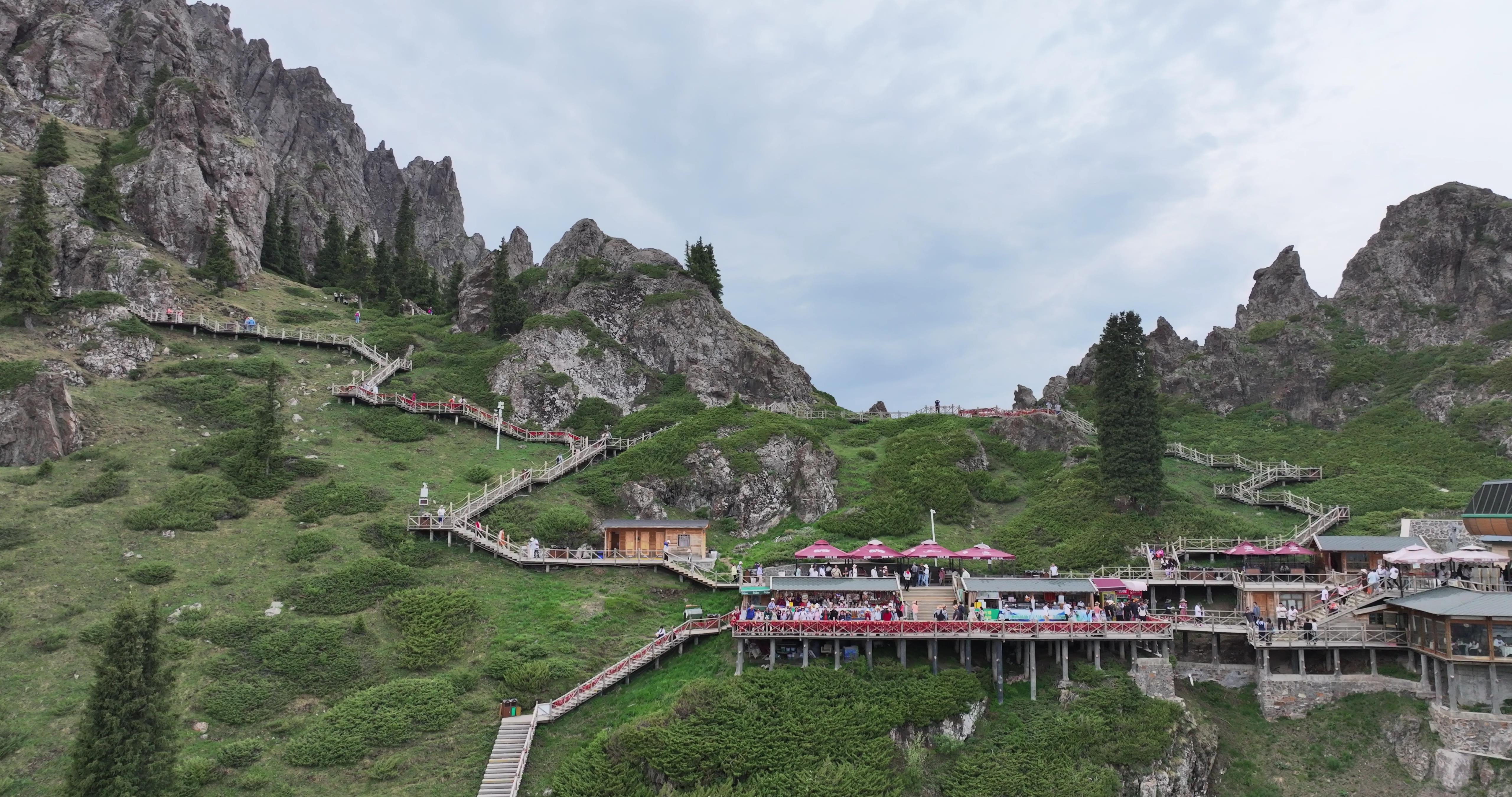 參加當地新疆旅游跟團多少錢